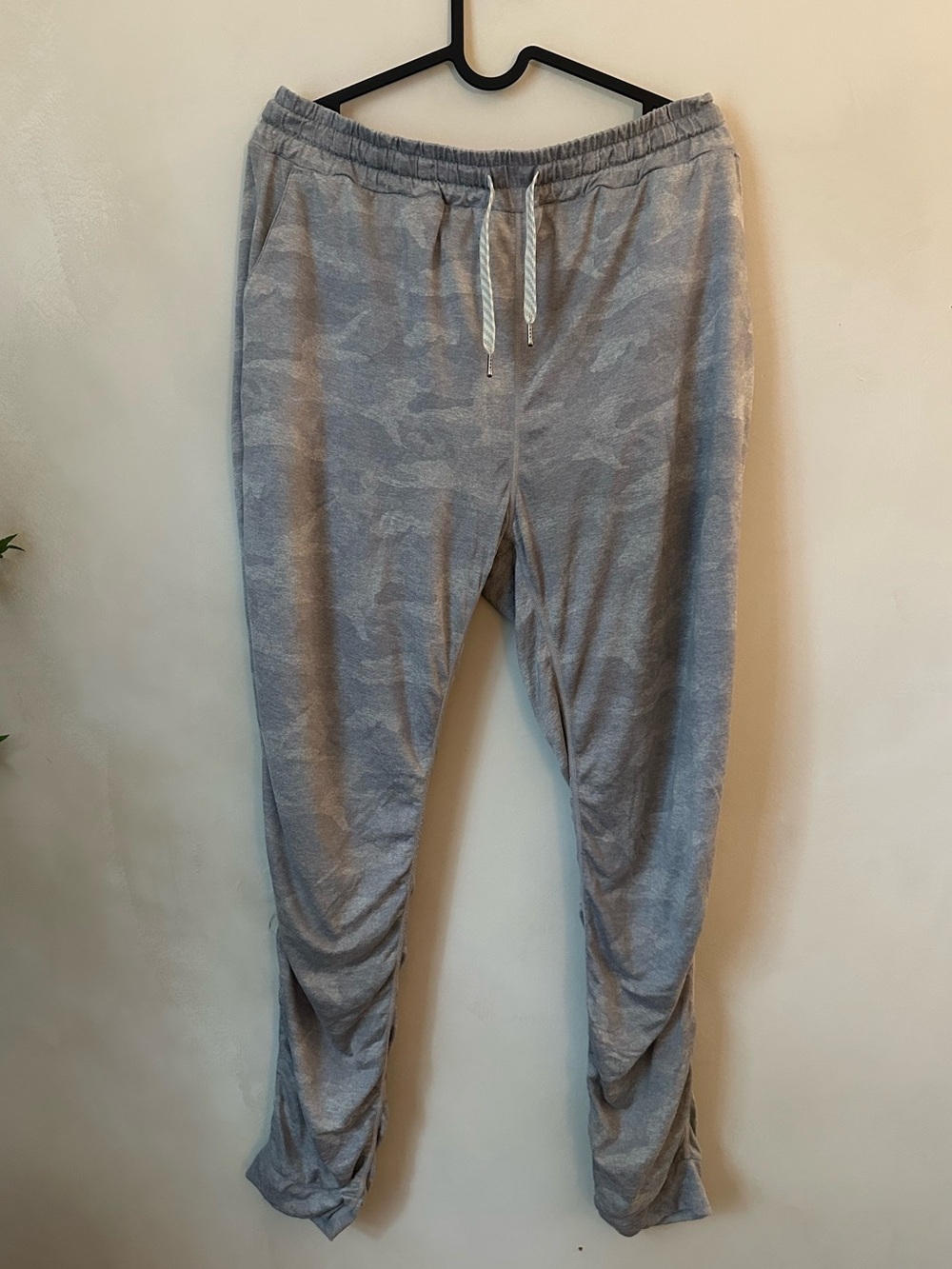 Vuori Performance Joggers Womens Large Light Pale Grey Camo
